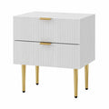 Moderner weißer Nachttisch mit gewellten Schubladen und goldenen Beinen